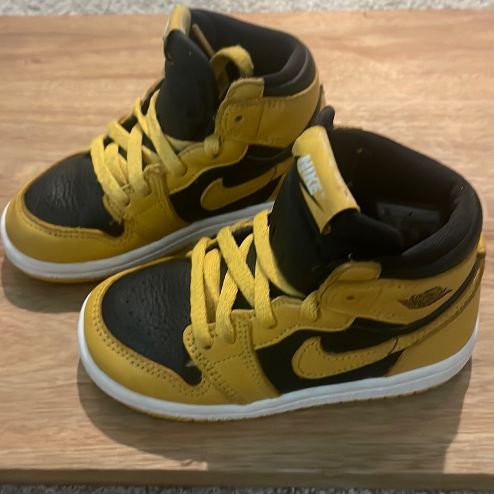 Air Jordans kids 1 Retro High OG Pollen 8C